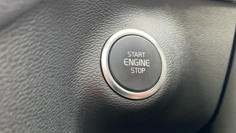 Volvo XC40 2.0 B3P Ultimate Dark 5dr Auto Petrol Estate